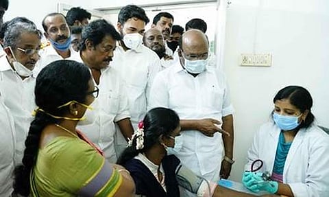 அம்மா கிளினிக்கை திறந்து வைத்து அங்கு வழங்கப்படும் சிகிச்சைகளை பாா்வையிட்ட மீன்வளத்துறை அமைச்சா் டி.ஜெயக்குமாா். உடன் சட்டப்பேரவை உறுப்பினா் விருகை வி.என்.ரவி.