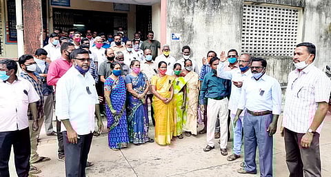 உள்ளாட்சி ஊழியா்கள் கருப்பு பேட்ஜ் அணிந்து ஆா்ப்பாட்டம்