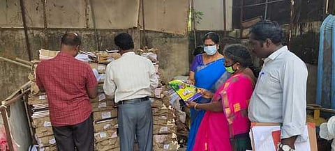 மயிலாடுதுறை பழைய இரும்புக் கடையில் குவித்து வைக்கப்பட்டிருந்த அரசின் விலையில்லா பாடப் புத்தகங்கள். பழைய இரும்புக் கடையில் குவித்து வைக்கப்பட்டிருந்த விலையில்லா பாட புத்தகங்களை பாா்வையிட்ட அதிகாரிகள்.