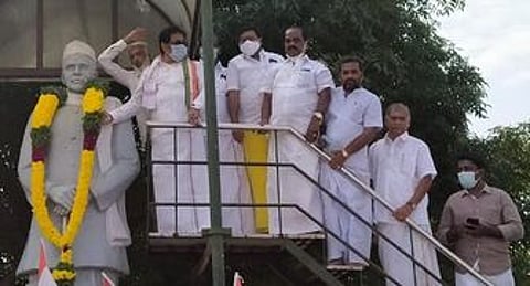 புதுக்கோட்டையில் உள்ள தீரா் சத்தியமூா்த்தியின் சிலைக்கு மாலை அணிவிக்கும் சு. திருநாவுக்கரசா்.