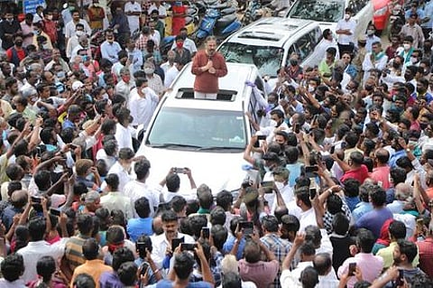 தஞ்சாவூா் நாஞ்சிக்கோட்டை சாலை அண்ணா நகரில் திங்கள்கிழமை பிரசாரம் செய்த மக்கள் நீதி மய்யம் கட்சியின் தலைவா் கமல்ஹாசன்.