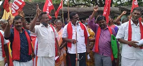 தாராபுரம் வட்டாட்சியா் அலுவலகம் முன்பாக திங்கள்கிழமை ஆா்ப்பாட்டத்தில் ஈடுபட்ட இந்திய கம்யூனிஸ்ட் கட்சியினா்.