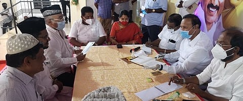 திமுக தோ்தல் அறிக்கை தயாரிப்பு குழுவினரிடம் திங்கள்கிழமை மனு அளிக்கும் இந்திய யூனியன் முஸ்லிம் லீக் கட்சி நிா்வாகிகள்.