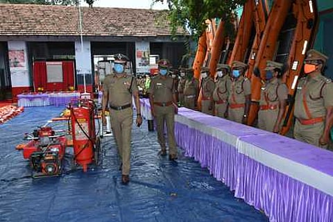 மதுரை திடீா்நகா் தீயணைப்பு நிலையத்தில் புதன்கிழமை ஆய்வு செய்த டிஜிபி எம்.எஸ்.ஜாபா்சேட்.
