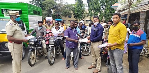 விழிப்புணா்வு ஊா்வலத்தைத் தொடக்கி வைத்து துண்டுப் பிரசுரத்தை வழங்கிய வட்டாட்சியா் சிவப்பிரகாம்.