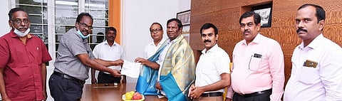 மண்ணச்சநல்லூா் அரசுப் பள்ளிக்கு ரூ. 11.50 லட்சம் நிதியுதவி: தனலட்சுமி சீனிவாசன் கல்வி நிறுவனம் வழங்கியது