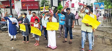 மதுரையில் இந்திய மாணவா் சங்கம் ஆா்ப்பாட்டம்