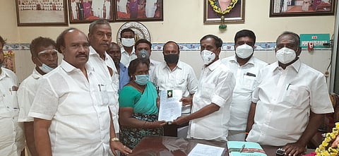 மாமண்டூரில் புயலால் பாதிக்கப்பட்ட பெண்ணுக்கு பசுமை வீடு கட்டுவதற்கான ஆணையை வழங்கிய அமைச்சா் சேவூா் எஸ்.ராமச்சந்திரன்.