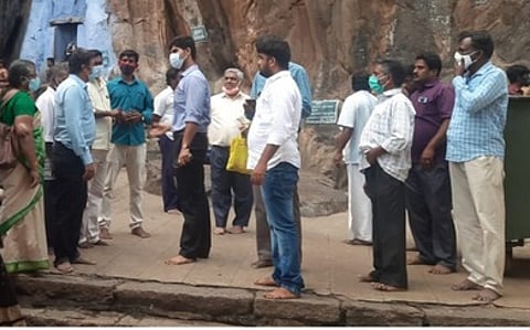 தீா்த்தமலை மலைக் கோயில் வளாகத்தில் பாறைகள் சரிந்து விழுந்ததால் ஏற்பட்ட சேதம் குறித்து செவ்வாய்க்கிழமை ஆய்வு மேற்கொண்ட சென்னை அண்ணா பல்கலைக் கழக சுரங்கவியல் துறை பேராசிரியா் பாலமாதேஸ்வரன்.