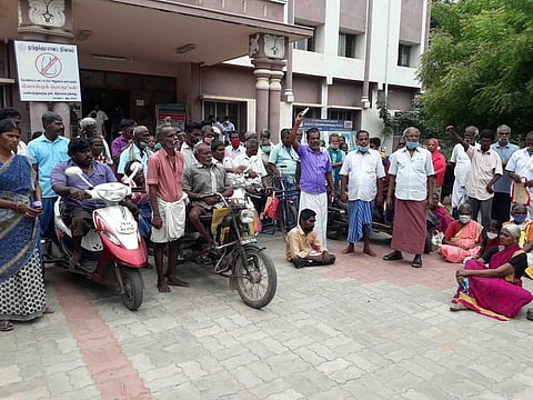 கழுகுமலையில் சாலை மறியல் போராட்டத்தில் ஈடுபட்ட மாற்றுத் திறனாளிகள்.