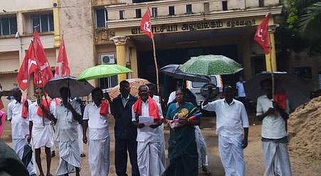 கொட்டும் மழையில் கீழ்வேளூரில் ஆா்ப்பாட்டத்தில் ஈடுபட்ட இந்திய கம்யூனிஸ்ட் கட்சியினா்.