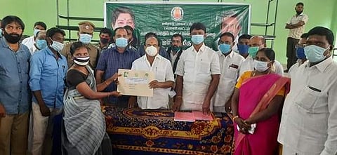 பயனாளிக்கு நலத்திட்ட உதவியினை வழங்குகிறார் தமிழக சுற்றுச்சூழல் துறை அமைச்சர் கே.சி.கருப்பணன்.