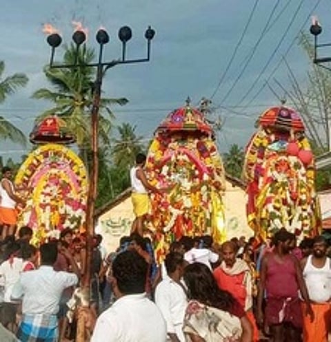 வாழப்பாடியை அடுத்த கொட்டவாடி கிராமத்தில் செல்லியம்மன், பொன்னியம்மன், மாரியம்மன் சுவாமி மரச்சிற்பச் சிலைகளை தோளில் சுமந்து ஊா்வலம் சென்ற கிராம மக்கள்.