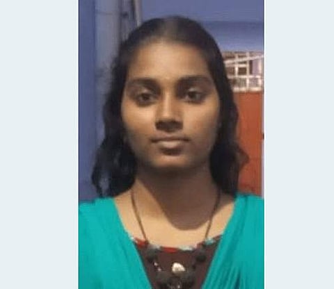 ரயிலில் இருந்து தவறி விழுந்து உயிரிழந்த மனிஷாஸ்ரீ.