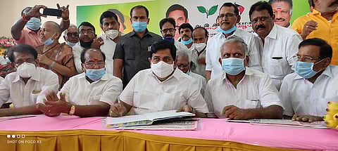 திருப்பூா் மேற்கு மாவட்ட அதிமுக செயலாளராக புதன்கிழமை பொறுப்பேற்றுக் கொண்ட அமைச்சா் உடுமலை கே.ராதாகிருஷ்ணன்.