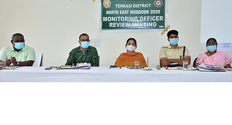 மாவட்ட ஆட்சியா் அலுவலக கூட்டரங்கில் மாவட்ட கண்காணிப்பு அலுவலா் அனுஜாா்ஜ் தலைமையில் நடைபெற்ற ஆலோசனை கூட்டம்.