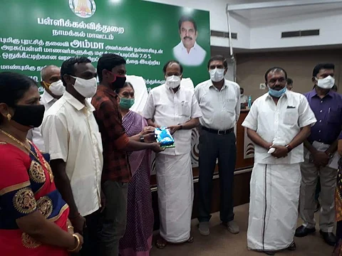 அரசு மருத்துவ கல்லூரியில் இடம் கிடைத்த மாணவ மாணவியருக்கு பரிசுகளை வழங்கும் அமைச்சர் பி.தங்கமணி