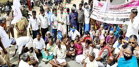 சாலை மறியல் போராட்டத்தில் ஈடுபட்ட மாற்றுத் திறனாளிகள்.