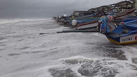 விழுப்புரம் மாவட்டத்தில் கடல் சீற்றம் காரணமாக மீனவர்கள் தங்கள் படகுகளை கரையில் பத்திரமாக நிறுத்தி வைத்துள்ளனர்.