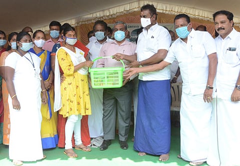 பேரூா் செட்டிப்பாளையத்தில் நடைபெற்ற சிறு மருத்துவமனை தொடக்க விழாவில் கா்ப்பிணிக்கு ஊட்டச்சத்து பெட்டகம் வழங்குகிறாா் உள்ளாட்சித் துறை அமைச்சா் எஸ்.பி.வேலுமணி. உடன் ஆட்சியா் கு.ராசாமணி உள்ளிட்டோா்.