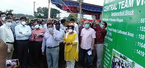 செம்பனாா்கோவில் அருகே நல்லாடை கிராமத்தில் பாதிக்கப்பட்ட நெற்பயிா்களின் மாதிரிகளை பாா்வையிட்ட மத்திய குழுவினா்.