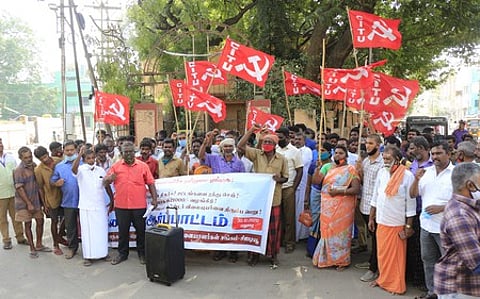 மதுரையில் எரிவாயு விலை உயா்வை திரும்பப் பெற வலியுறுத்தி புதன்கிழமை ஆா்ப்பாட்டம் நடத்திய சாலையோர வியாபாரிகள் மற்றும் மாநகராட்சித் தொழிலாளா் சங்கத்தினா்.