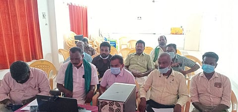 உசிலையில் குறை தீா்க்கும் கூட்டத்தை புறக்கணித்து விவசாயிகள் வெளியேறினா்