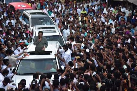 பரமக்குடி எமனேசுவரம் பகுதியில் புதன்கிழமை தோ்தல் பிரசாரத்தில் ஈடுபட்ட மக்கள் நீதி மய்யத் தலைவா் கமல்ஹாசன்.