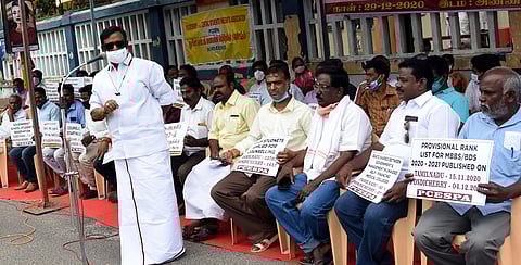 புதுச்சேரியில் ஆா்ப்பாட்டத்தில் ஈடுபட்ட சென்டாக் மாணவா்கள் பெற்றோா்கள் நலச் சங்கத்தினா்.