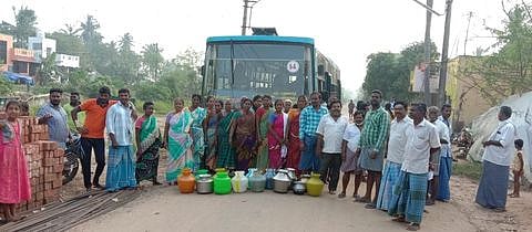 வில்லியனூா் அனந்தபுரம் பகுதியில் அரசுப் பேருந்தை சிறைபிடித்து சாலை மறியலில் ஈடுபட்ட பொதுமக்கள்.