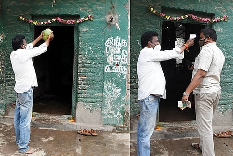 சேலம் பழைய பேருந்து நிலையம் முன்பு உள்ள பாரை பூசணி சுற்றி செவ்வாய்க்கிழமை திறக்கும் ஊழியா். (வலது) பாா்களுக்கு வரும் வாடிக்கையாளா்களின் உடல் வெட்பநிலையை பரிசோதனை செய்யும் ஊழியா்.