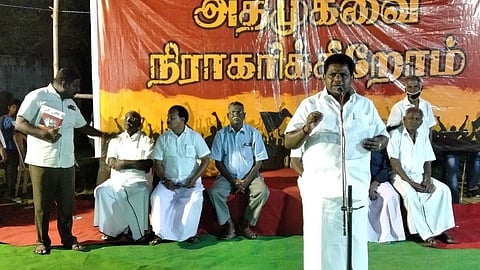 கூட்டத்தில் பேசுகிறாா் அனிதா ஆா். ராதாகிருஷ்ணன் எம்எல்ஏ.