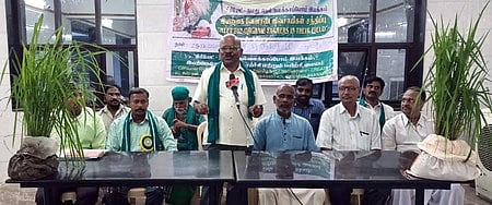 விவசாயிகள் கூட்டத்தில் பேசுகிறாா் கிரியேட் அமைப்பின் தலைவா் துரைசிங்கம்.