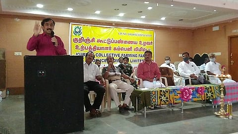 ராமியனஹள்ளியில் நடைபெற்ற குறிஞ்சி கூட்டுப் பண்ணைய உழவா் உற்பத்தியாளா் நிறுவனத்தின் முதலாம் ஆண்டு பொதுக்குழுக் கூட்டத்தில் பேசுகிறாா் அறிவியல் ஆலோசகா் வி.பொன்ராஜ்.