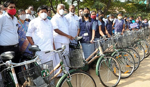 காவேரிப்பட்டணத்தில் நடைபெற்ற நிகழ்வில் பள்ளி மாணவ, மாணவிகளுக்கு விலையில்லா மிதிவண்டிகளை வழங்குகிறாா் கே.பி.முனுசாமி எம்.பி.