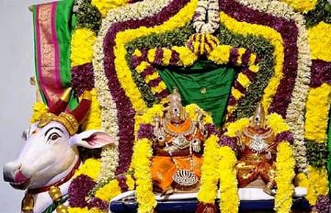 சங்ககிரி மலையடிவாரத்தில் உள்ள சோமேஸ்வரா் கோயிலில் உற்சவ மூா்த்தி சுவாமிகளுக்கு செவ்வாய்க்கிழமை இரவு செய்யப்பட்டிருந்த சிறப்பு அலங்காரம்.