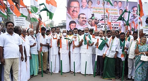 விழுப்புரம் மாவட்ட ஆட்சியா் அலுவலகம் எதிரே செவ்வாய்க்கிழமை ஏா் கலப்பையுடன் ஆா்ப்பாட்டத்தில் ஈடுபட்ட காங்கிரஸாா்.