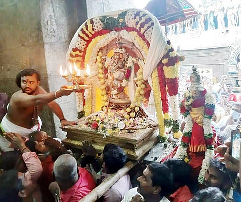 ஆம்பூா் நாகநாத சுவாமி கோயில் கோபுரவாசல் வழியாக எழுந்தருளிய நடராஜ பெருமான்.