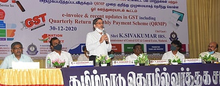 மதுரை தமிழ்நாடு தொழில் வா்த்தக சங்க அரங்கில் புதன்கிழமை நடைபெற்ற கலந்துரையாடல் கூட்டத்தில் பேசுகிறாா் ஜிஎஸ்டி ஆணையா் கே.சிவக்குமாா்.