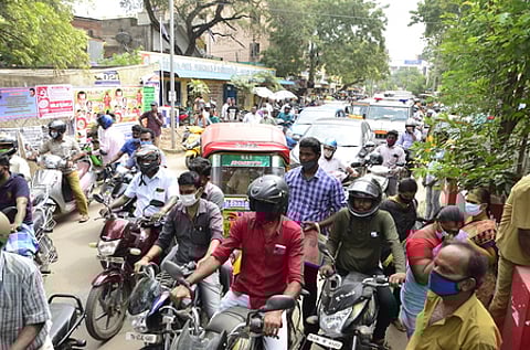 மாற்றுத் திறனாளிகளின் போராட்டத்தால் ஆட்சியா் அலுவலக சாலையில் ஏற்பட்ட போக்குவரத்து நெரிசல்.