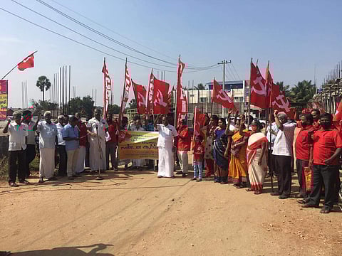 ஆர்ப்பாட்டத்தில் ஈடுபட்ட மார்க்சிஸ்ட் கட்சியினர்