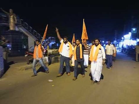 ஆண்டிபட்டி எம்.ஜி.ஆா். சிலை முன் செவ்வாய்க்கிழமை இரவு ஆா்ப்பாட்டத்தில் ஈடுபட்ட இந்து முன்னணியினா்.