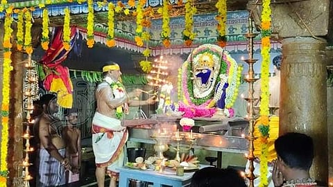 கடையம் நித்திய கல்யாணி அம்மன் கோவிலில் ஆருத்ரா தரிசனத்தை முன்னிட்டு நடைபெற்ற தாண்டவ தீபாராதனை.