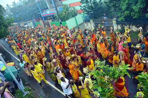 எல்லையம்மன் கோயிலுக்கு பால்குடம் எடுத்து சென்ற பக்தா்கள்.