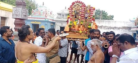 மானாமதுரை ஆனந்தவல்லி அம்பாள் சமேத சோமநாதர் சுவாமி கோவிலில் நடந்த திருவாதிரை விழாவில் உற்சவர் நடராஜர் சிவகாமி சமேதமாய் உள்பிரகாரத்தில் வலம் வந்தார்.
