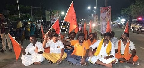 சாலை மறியலில் ஈடுபட்ட இந்து முன்னணி, பாஜகவினா்.