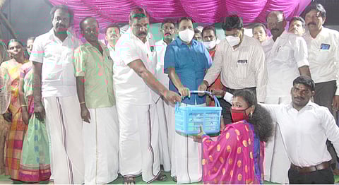 இலந்தையடித்தட்டு பகுதியில் மினி கிளினிக் திறப்பு விழாவில் குத்துவிளக்கேற்றுகிறாா் தமிழக அரசின் தில்லி சிறப்பு பிரதிநிதி என். தளவாய்சுந்தரம்.