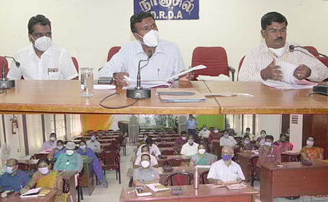 ஒருங்கிணைப்புக் குழுக் கூட்டத்தில் பேசுகிறாா் ஆட்சியா் மா.அரவிந்த்.