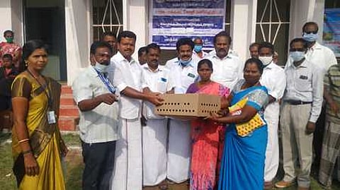 பயனாளிக்கு விலையில்லா கோழிக்குஞ்சுகளை வழங்குகிறாா் பேராவூரணி தெற்கு ஒன்றிய அதிமுக செயலா் கோவி. இளங்கோ.