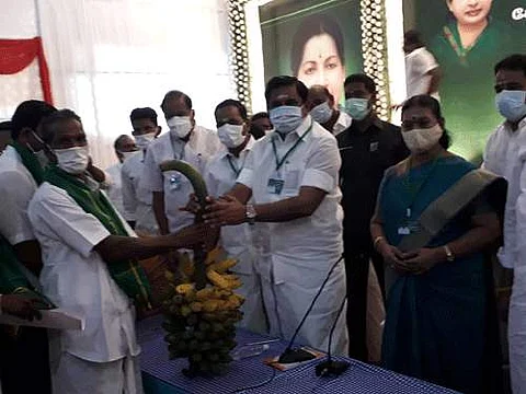 கலந்துரையாடல் கூட்டத்தின் போது மலைவாழ் மக்கள் வழங்கிய பரிசுகளை வாங்கிக் கொள்ளும் முதல்வர் எடப்பாடி கே. பழனிச்சாமி.